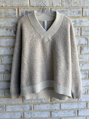 Lululemon Alpaca Wool Blend Long Sleeve V-Neck Cream Sweater Size L.